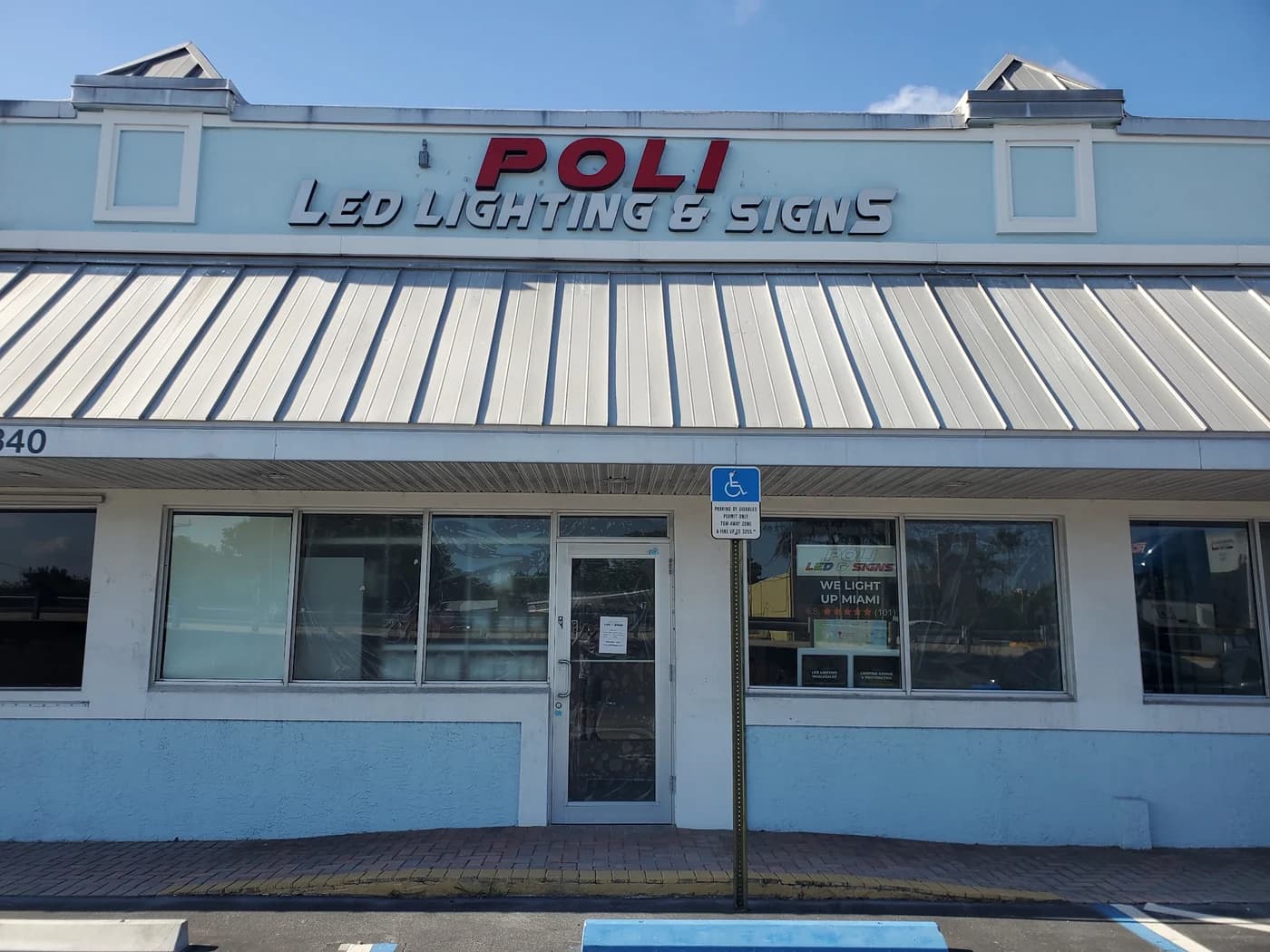 Entrada del showroom Poli LED Lighting & Signs en 1340 Stirling Road, Dania Beach