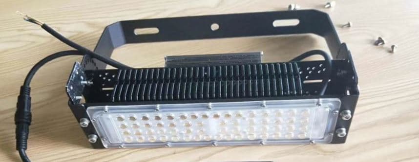 Discontinued Item- T Series WITH bracket  100-265VAC Lumen  5000LM under 100% brightness Size  315x88x227mm   Chip SMD