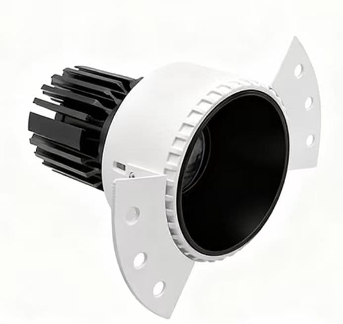 LUMIPRO 4" Downlight Redondo Embutido sin Marco Negro Serie Residencial Entrada 10W 120VAC 5CCT 27K 30K 35K 40K 50K 800LM 80LM/W CRI82 Triac Dim PF0.95 LED Chip COB Ángulo de haz 10 24 ETL 5 Años Garantía