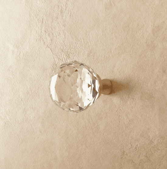 Vara Crystal Knob Dimensions: D1.2" x H1.6", Material: Brass, Crystal Finish: Brass, Clear Weight: 31g Grip Style: Ergonomic, 1 yr Wrrty