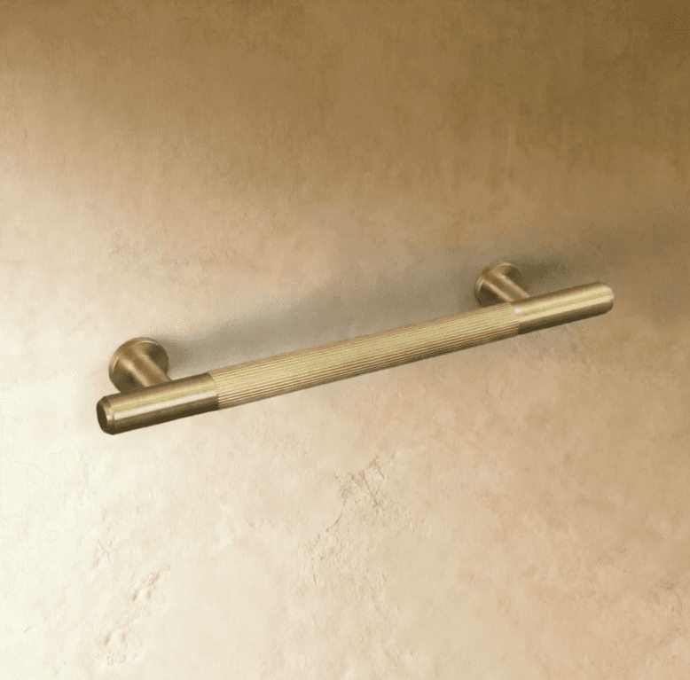 Cepo Knob & Pull Bar Color: Satis Brass, Dimensions: hole spacing 5", Finish: Polished, Weight: 154g, Grip style: Knurled, 1 yr Wrrty